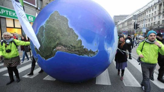 environmentálni aktivisti počas protestu.