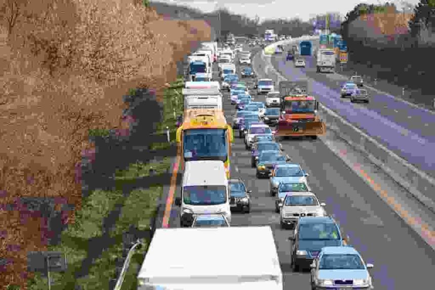 Na diaľnici D1 sa pred Bratislavou stala nehoda, tvoria sa kolóny