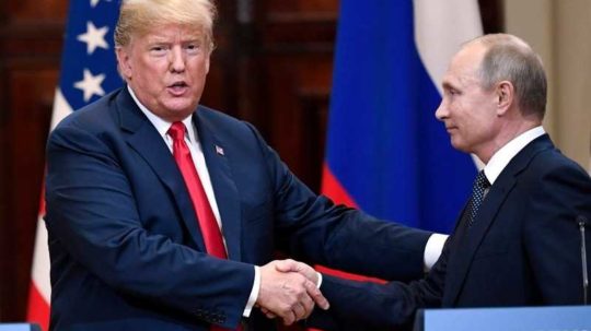 Archívna snímka zo stretnutia Donalda Trumpa (vľavo) a Vladimira Putina.