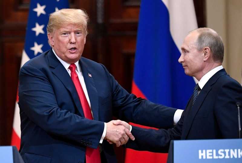 Archívna snímka zo stretnutia Donalda Trumpa (vľavo) a Vladimira Putina.