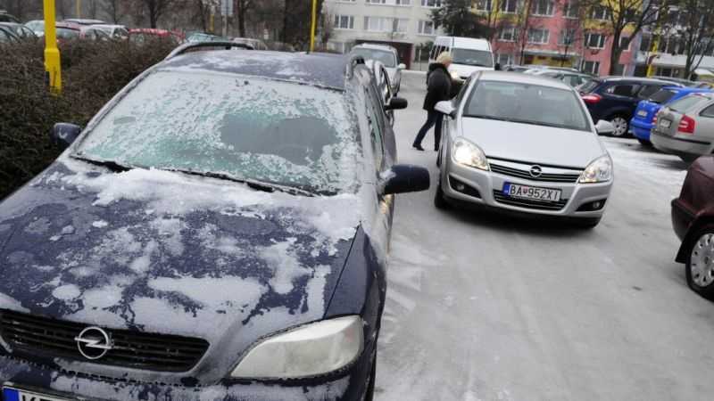 Úsek D1 je uzatvorený pre nehodu kamiónov, na viacerých miestach je poľadovica