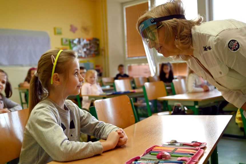 Rodičia nerozumejú učivu pre deti, hlásia problémy spojené s domácou výučbou