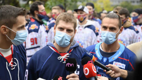 Stovky hokejistov sa zhromaždili pred Úradom vlády. Chcú hrať