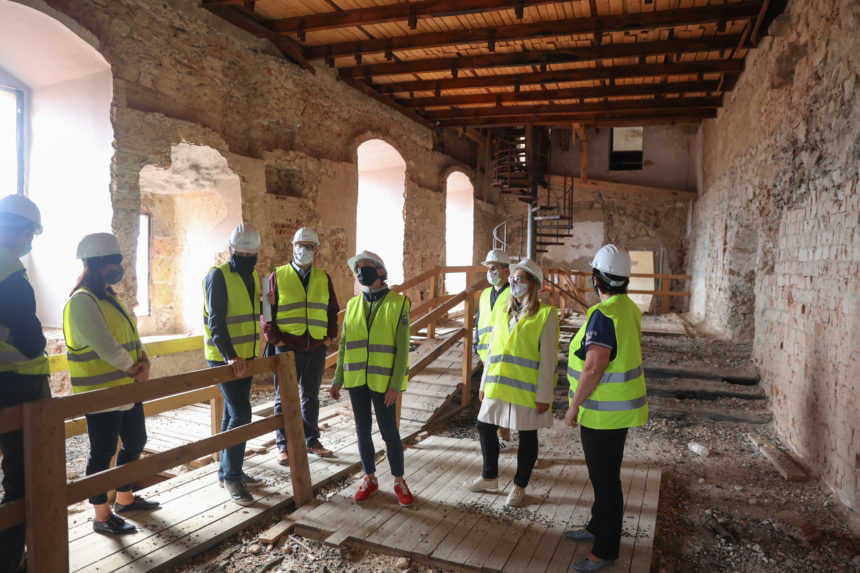 Ministerka kult&uacute;ry Milanov&aacute; (&scaron;tvrt&aacute; sprava) počas kontroln&eacute;ho dňa na hrade Kr&aacute;sna H&ocirc;rka v interi&eacute;ri rekon&scaron;truovan&eacute;ho hradu.