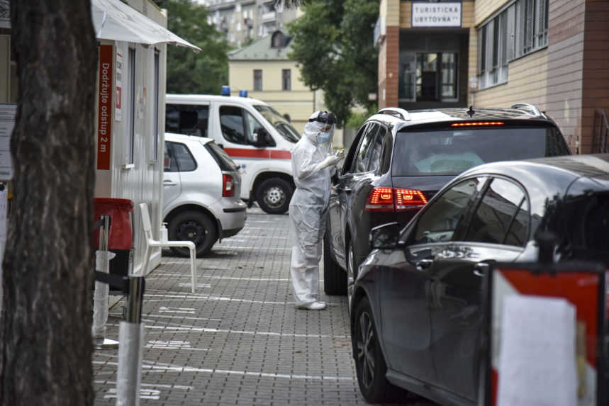 Pribudlo rekordných 567 prípadov nákazy, traja ľudia zomreli