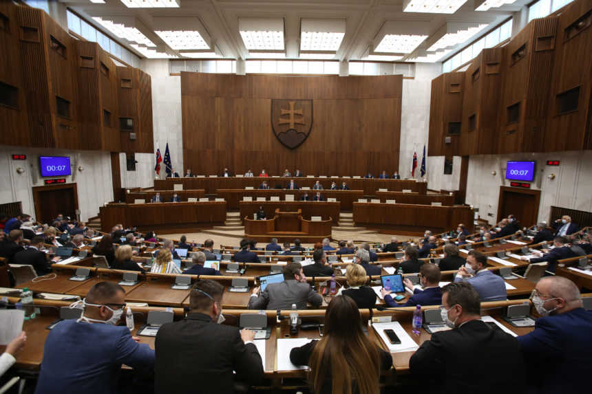 Schválili novelu zákona o COVID preukazoch, plošné zatváranie sa už nezopakuje