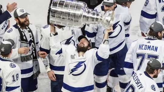 Stanley Cup privezie na Slovensko Černák, Tampa vyhrala v šiestom zápase