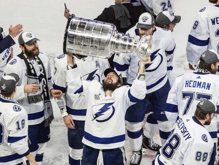 Stanley Cup privezie na Slovensko Černák, Tampa vyhrala v šiestom zápase