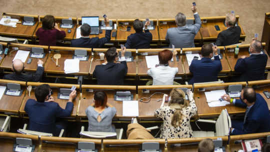 Schôdzu parlamentu pre pandémiu prerušili