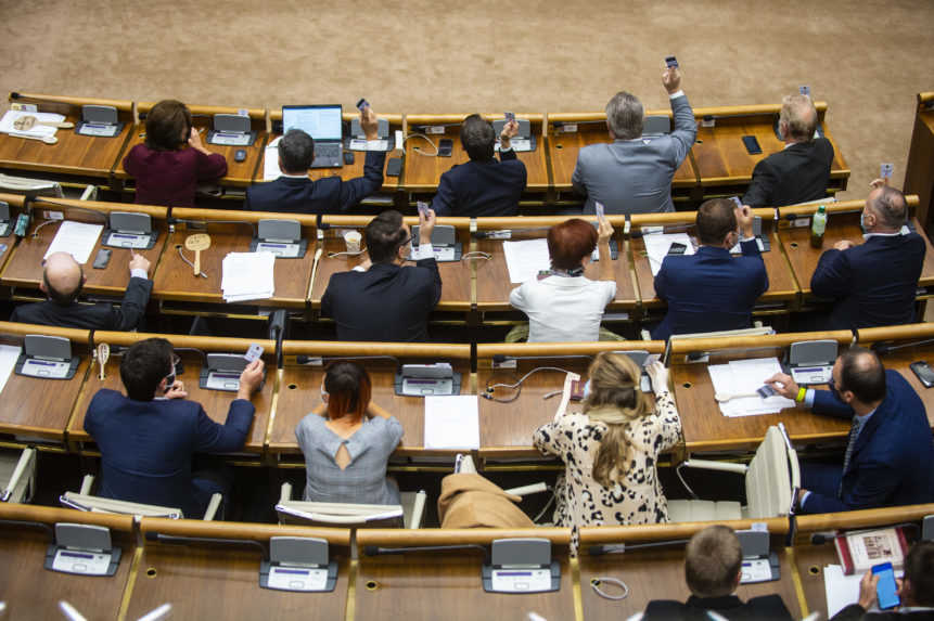 Parlament schválil zrušenie osobitného bankového odvodu