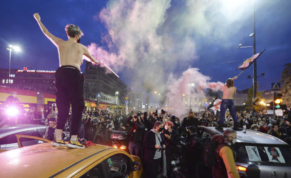 Poliaci protestujú proti sprísneniu interrupcií, premiér to odsúdil