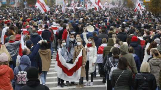 Od kontroverzných volieb v Bielorusku uplynul rok poznačený protestmi či útekmi