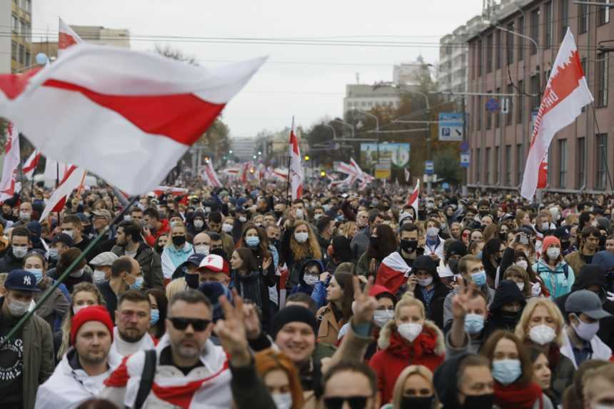 Z minských ulíc miznú symboly opozície, vo väzení ostávajú novinári i doktori