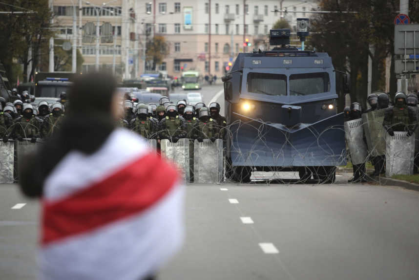 Bielorusko zatvorí hranice, opozícia hovorí o železnej opone