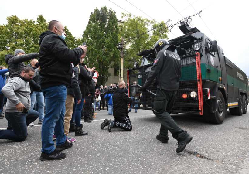 Demonštrácie ultras proti vládnym opatreniam budú mať dohru