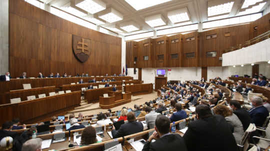 Parlament sa tento týždeň zrejme nestretne, viacero poslancov je v karanténe