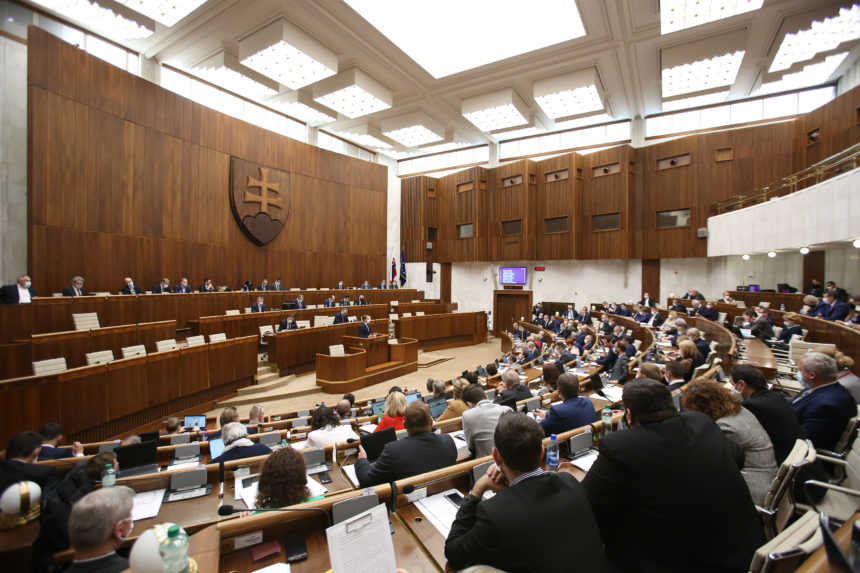 Parlament sa tento týždeň zrejme nestretne, viacero poslancov je v karanténe