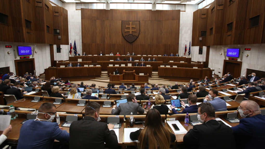 Prieskum vidí v parlamente sedem strán a SaS na druhom mieste pred OĽANO