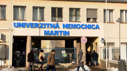 Na archívnej snímke vstup do areálu Univerzitnej nemocnici v Martine.