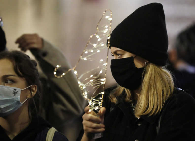 Poliaci protestujú proti sprísneniu interrupcií, premiér to odsúdil