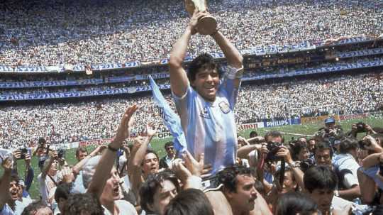 Zomrel legendárny Diego Maradona, zlyhalo mu srdce