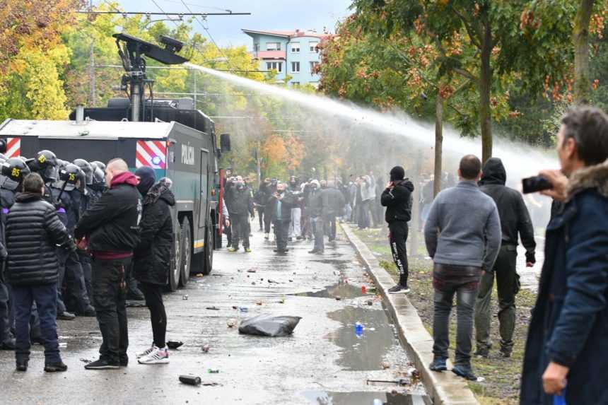 Policajtov napadol na proteste aj Čech, hrozí mu prísny trest