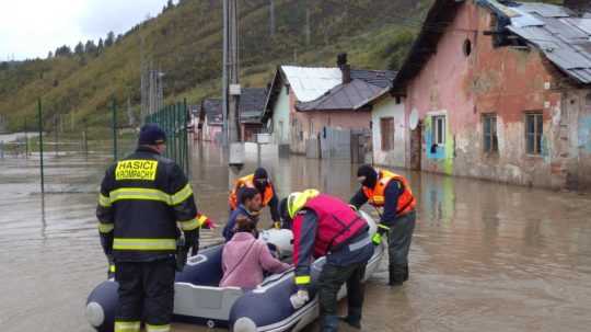 Hladiny vodných tokov naďalej stúpajú, hasiči pomáhajú s evakuáciami