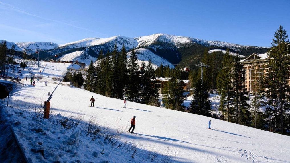 Počet zranených ľudí na svahoch v decembri vzrástol o polovicu. Na štatistike sa podpísalo aj počasie