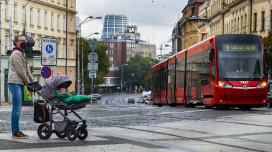 Od stredy sa ruší povinnosť nosiť respirátory v exteriéri