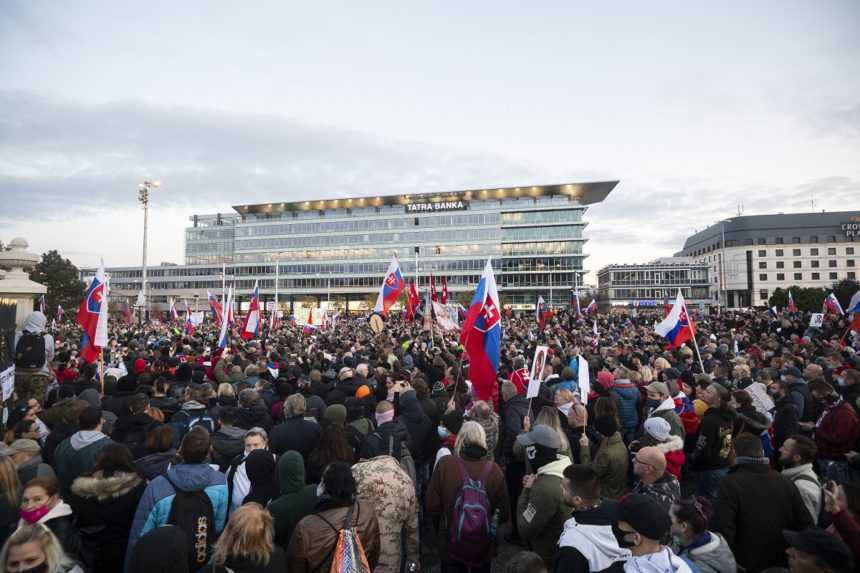 Vláda sa chytila do vlastnej pasce, ohodnotil protesty politológ