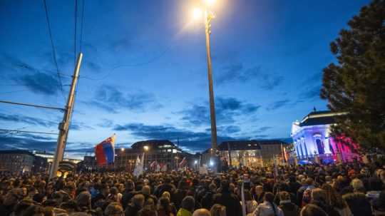 Pyrotechnika počas protestov zranila niekoľkých policajtov, násilníkov zadržali