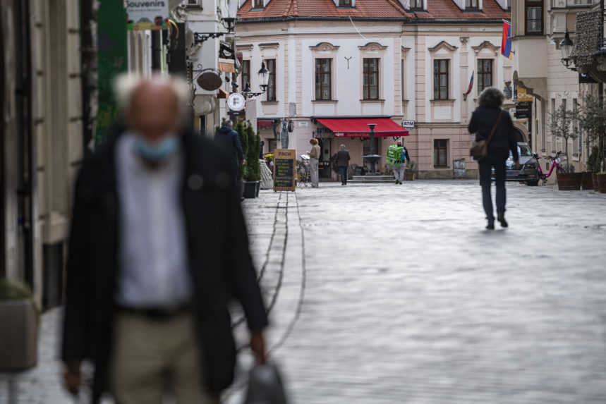 Poslanci zmrazili minimálne dôchodky, nebudú rásť ako  doteraz