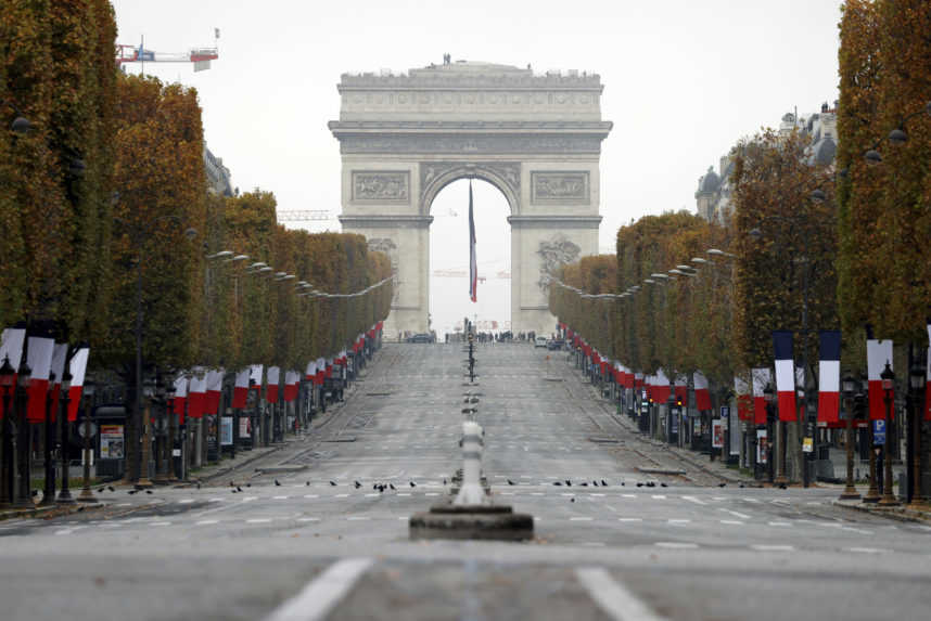 Champs-Élysées sa po roku rozžiarila, tradíciu sledovalo viac ako 50 000 ľudí