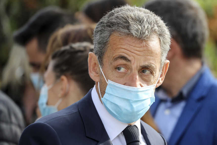 V pondelok sa mal začať súd s exprezidentom Sarkozym, hneď v úvode ho odročili