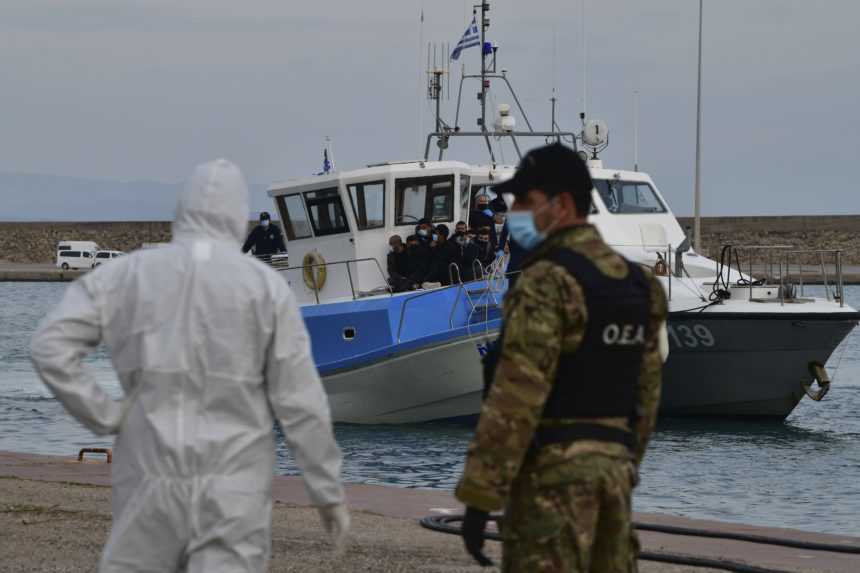 Na lodi s migrantmi boli aj tureckí policajti. Skončila v rukách Grékov