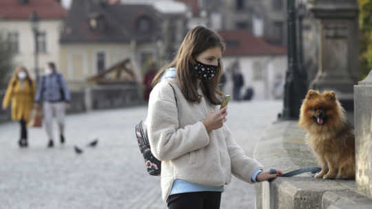 Česko s klesajúcimi číslami uvoľňuje opatrenia, mnohé deti sa vrátia do škôl