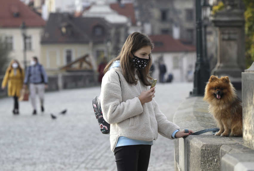 Česká vláda plánuje obmedziť pohyb medzi okresmi a zatvoriť škôlky a školy