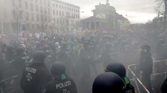 V Berlíne sa zišli tisícky ľudí, protestovali proti Merkelovej plánom na riešenie pandémie