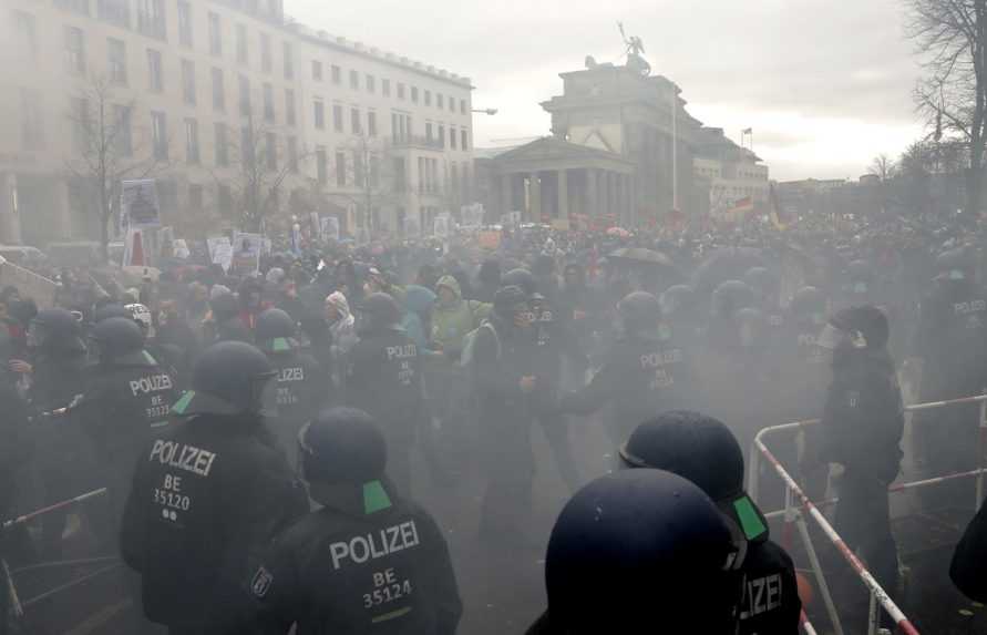 V Berlíne sa zišli tisícky ľudí, protestovali proti Merkelovej plánom na riešenie pandémie