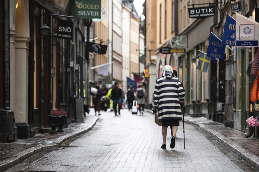 Väčšinu seniorov vo švédskych domovoch ani nevyšetrili, na COVID-19 ich umreli tisíce