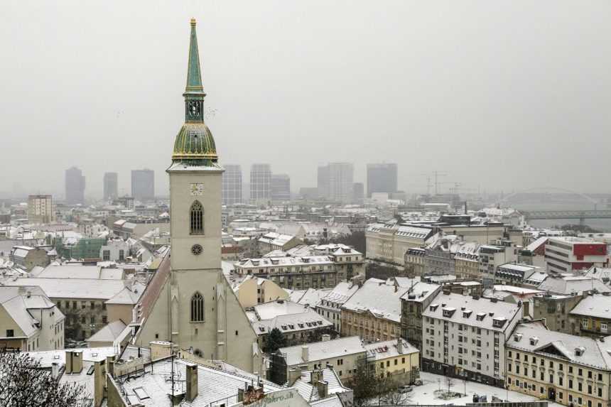 Doprava po prvom snežení v Bratislave neskolabovala