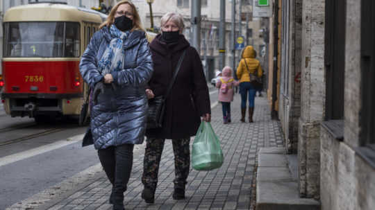 Koronavírusu sa stále bojíme, no v opatreniach poľavujeme