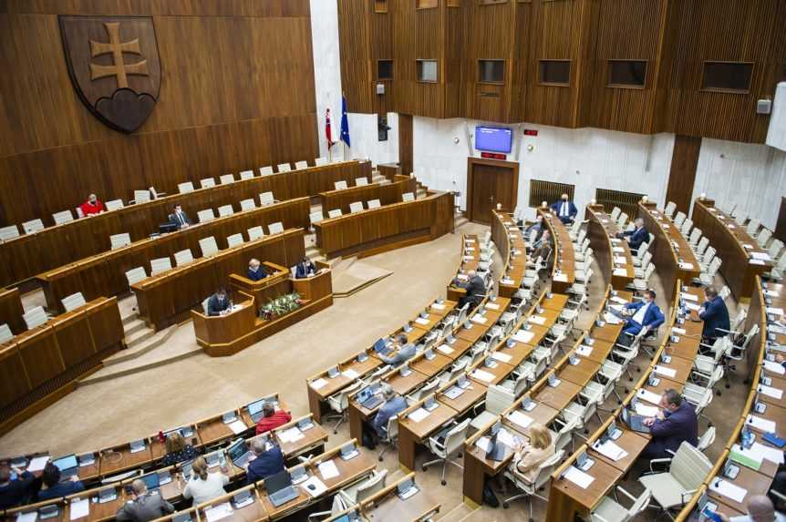 Parlament má rozhodnúť o núdzovom stave. Koalícii môžu chýbať hlasy