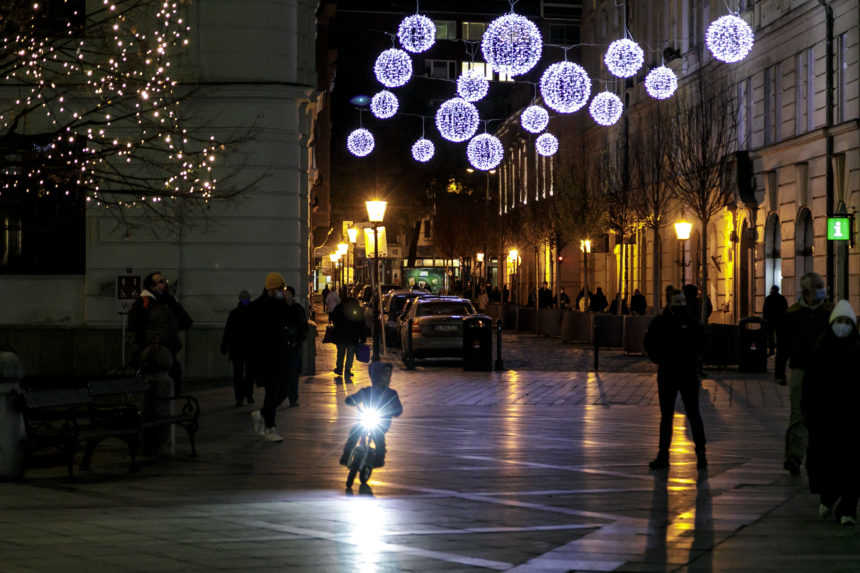 Odborníci volajú po obmedzenej mobilite počas Vianoc