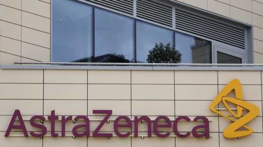 AstraZeneca vo vývoji vakcíny proti COVID-19 použije aj ruskú