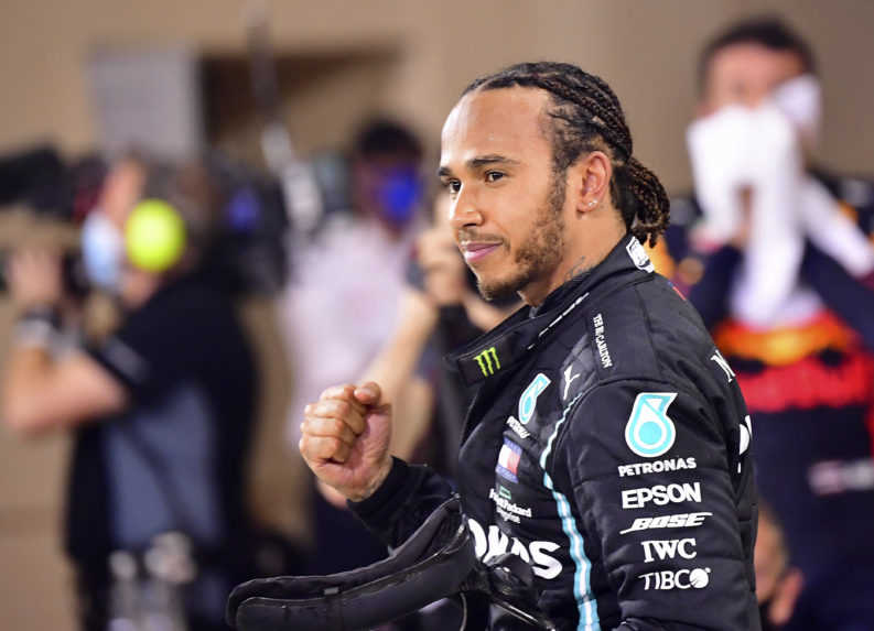 Majster Hamilton vynechá najbližšie preteky, mal pozitívny test