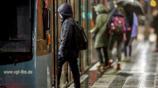 Situácia v Európe sa zhoršuje, krajiny reagujú ďalšími obmedzeniami