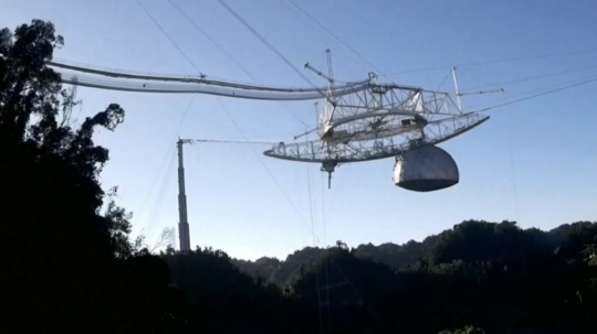 Gigantické observatórium ARECIBO sa zrútilo