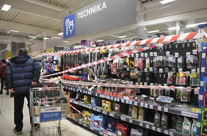 Dvojaký meter? Supermarkety rozšírili sortiment, iné obchody musia byť zatvorené