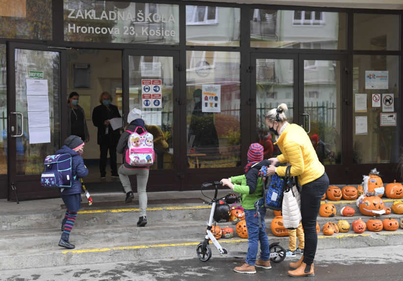 Žiaci by sa vo februári mohli vrátiť do škôl, dištančná výučba deťom nestačí